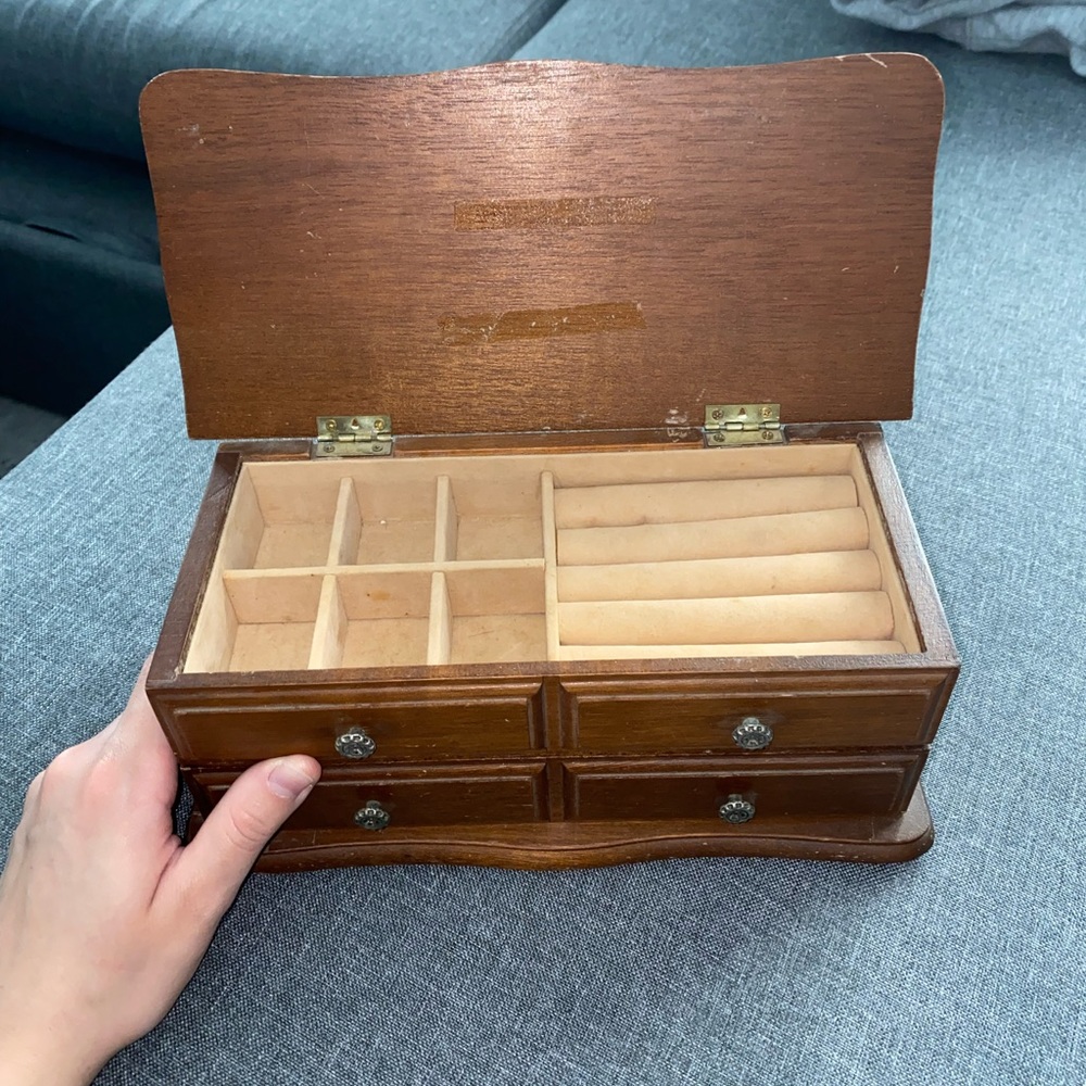 Jewelry box
